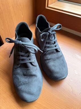 Arcopedico Women's Charcoal Gray Suede Lace-Up Soft, Comfortable Walking Shoes